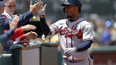 Ozzie Albies, de los Atléticos de Oakland, es felicitado por sus compañeros tras conectr un jonrón ante los Atléticos de Oakland, el martes 31 de mayo de 2023 (AP Foto/Jed Jacobsohn)