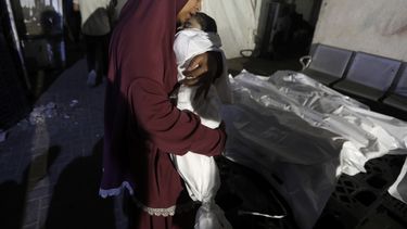 Una mujer palestina llora a un bebé de su familia, Hani Qeshta, de siete meses, que murió en un bombardeo israelí contra un edificio residencial con la familia de Qeshta, en la morgue del hospital Al Najjar en Rafah, en el sur de la Franja de Gaza, el domingo 5 de mayo de 2024. (AP Foto/Ismael Abu Dayyah)