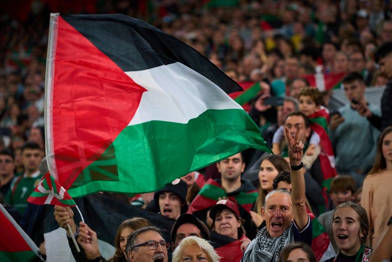 Aficionados ondean banderas palestinas durante un encuentro de la selección de jugadores palestinos ante jugadores españoles en el País Vasco el sábado 15 de noviembre del 2025. (AP Foto/Miguel Oses)