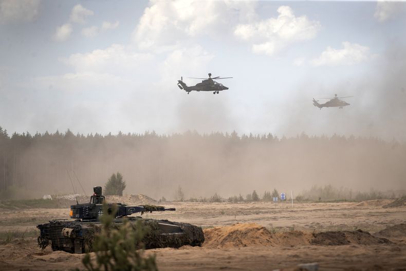 Helicópteros Tiger del Ejército alemán participan en un ejercicio militar conjunto entre las fuerzas de Lituania y Alemania, el 29 de mayo de 2024, en Pabrade, Lituania. (AP Foto/Mindaugas Kulbis, Archivo)