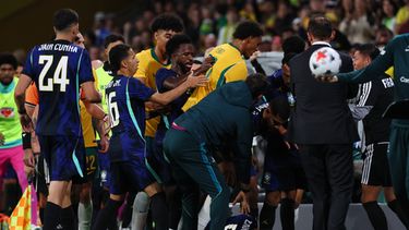 Los jugadores de Australia y Brasil durante un gresca en el partido amistoso disputado, el martes 29 de septiembre de 2026, en Brisbane, Australia. (AP Foto/Tertius Pickard)