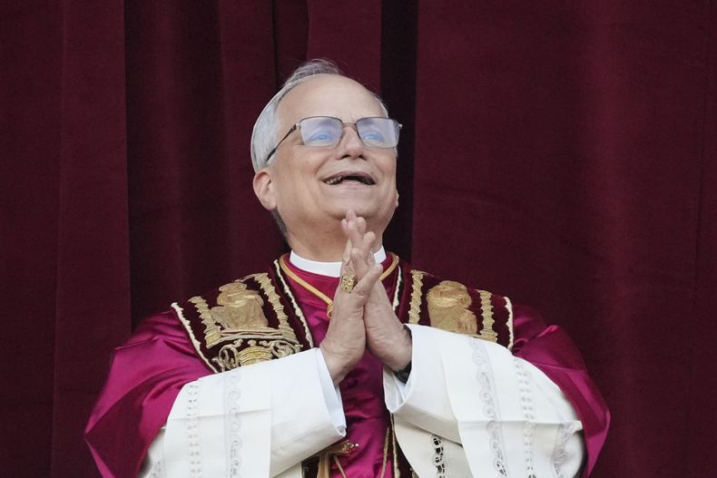 El recién electo papa León XIV se presenta en el balcón de la Basílica de San Pedro, en el Vaticano, el jueves 8 de mayo de 2025. (AP Foto/Alessandra Tarantino)