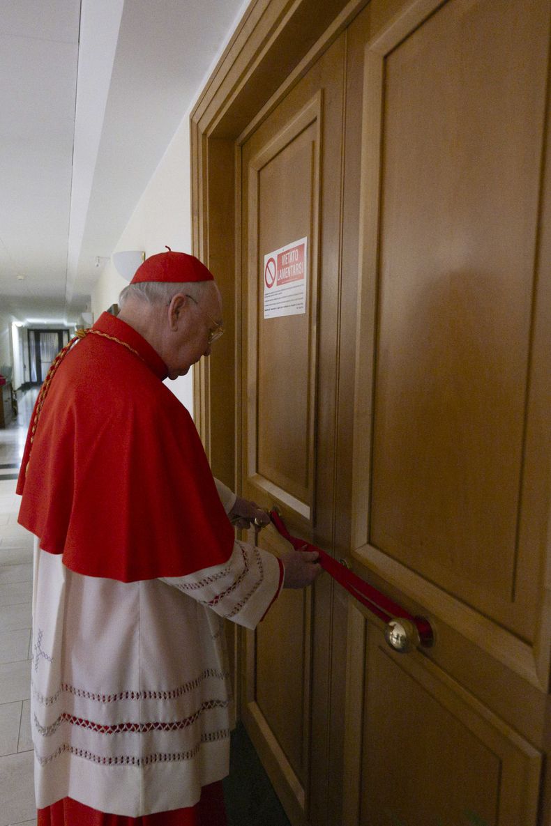 Esta imagen publicada por Vatican Media el martes 22 de abril de 2025 muestra al cardenal y camarlengo Kevin Joseph Farrell sellando las estancias privadas del papa Francisco en el hotel Domus Santa Marta en el Vaticano. (Vatican Media via AP, HO)