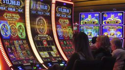 Apostadores juegan en las máquinas tragamonedas del Ocean Casino Resort, en Atlantic City, Nueva Jersey, el 9 de noviembre de 2023. (AP Foto/Wayne Parry)