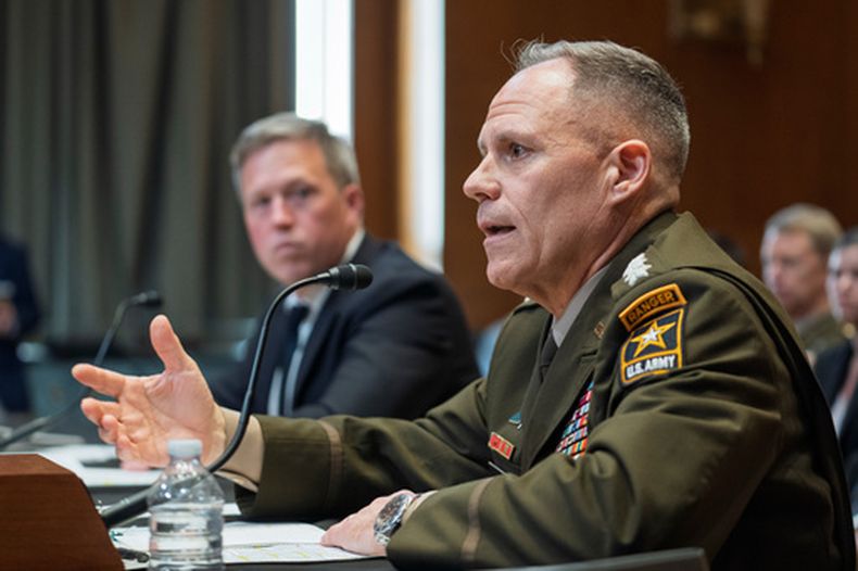 ARCHIVO - El general Christopher LaNeve, subjefe del Estado Mayor del Ejército, testifica en el Capitolio el 19 de mayo de 2026, en Washington. (AP Foto/J. Scott Applewhite, archivo)