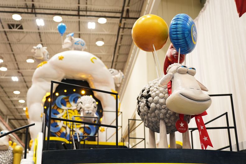 Ovejas adornan una carroza de Serta durante una presentación a la prensa de las nuevas carrozas en el estudio de desfiles de Macys en Moonachie, Nueva Jersey, el martes 18 de noviembre de 2025. (Foto AP/Seth Wenig)