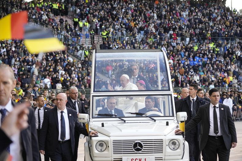 El papa Francisco es saludado por fieles a su llegada para presidir una misa en el estadio Rey Balduino en Bruselas, el domingo 29 de septiembre de 2024. (AP foto/Andrew Medichini)