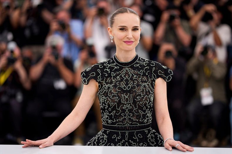 ARCHIVO - Natalie Portman aparece en la sesión fotográfica de la película Arco en el 78º Festival Internacional de Cine de Cannes, en el sur de Francia, el 16 de mayo de 2025. (Foto Scott A Garfitt/Invision/AP, archivo)