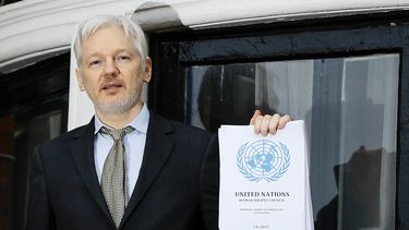 ARCHIVO - El fundador de WikiLeaks Julian Assange habla desde el balcón de la embajada de Ecuador en Londres, el 5 de febrero de 2016. (AP Foto/Kirsty Wigglesworth, Archivo)