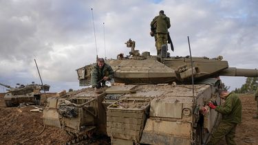 Soldados israelíes trabajan en un tanque en un puesto del ejército cerca de la frontera con Gaza, en el sur de Israel, el 27 de noviembre de 2023. (AP Foto/Ohad Zwigenberg)