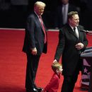ARCHIVO - Elon Musk, con su hijo X Æ A-Xii, habla mientras el presidente electo Donald Trump lo escucha en un mitin antes de la 60ma Investidura Presidencial de Estados Unidos, el domingo 19 de enero de 2025, en Washington. (AP Foto/Alex Brandon, archivo)