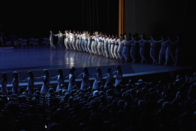 Miembros de la compañía del Ballet de Montecarlo actúan durante el estreno de Core meu en el Teatro Nacional de La Habana, el viernes 16 de mayo de 2025. La princesa Carolina de Mónaco, presidenta de la compañía fundada en 1985 en honor a su madre, la princesa Grace, acompañó a los bailarines a La Habana. (Foto AP/Ramón Espinosa)