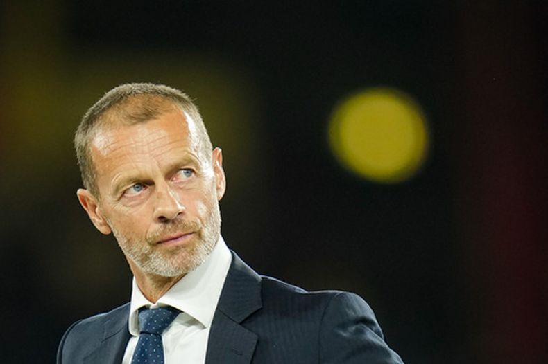 Aleksander Ceferin, presidente de la UEFA, observa la ceremonia de entrega del trofeo al finalizar el partido de la Supercopa de la UEFA entre el Paris Saint-Germain y el Aston Villa en Salzburgo, Austria, el miércoles 12 de agosto de 2026. (Foto AP/Darko Bandic)