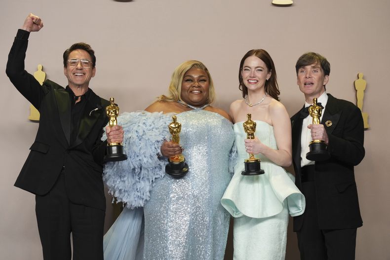 Robert Downey Jr., ganador del premio a mejor actor de reparto por Oppenheimer, de izquierda a derecha, DaVine Joy Randolph, ganadora del premio a mejor actriz de reparto por The Holdovers, Emma Stone, ganadora del premio a la mejor actriz por Poor Things y Cillian Murphy, ganador del premio a mejor actor por Oppenheimer posan en la sala de prensa en los Oscar el domingo 10 de marzo de 2024, en el Teatro Dolby en Los Ángeles. (Foto Jordan Strauss/Invision/AP)