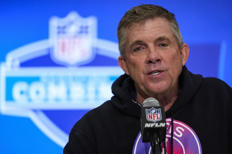 El entrenador de los Broncos de Denver Sean Payton habla en conferencia de prensa durante el NFL scouting combine en Indianápolis el martes 27 de febrero del 2024. (AP Foto/Michael Conroy)