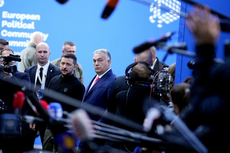El presidente de Ucrania, Volodymyr Zelenskyy (centro, izquierda) habla con el primer ministro de Hungría, Viktor Orbán (centro, derecha), a su llegada a una cumbre de la Comunidad Política Europea, en el Puskas Arena de Budapest, Hungría, el 7 de noviembre de 2024. (AP Foto/Petr Josek)