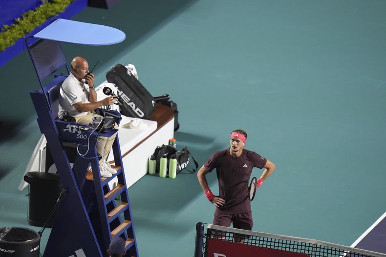 El alemán Alexander Zverev observa al umpire durante un partido del Abierto Mexicano de Tenis en Acapulco, México, el martes 25 de febrero del 2025. (AP Foto/Eduardo Verdugo)