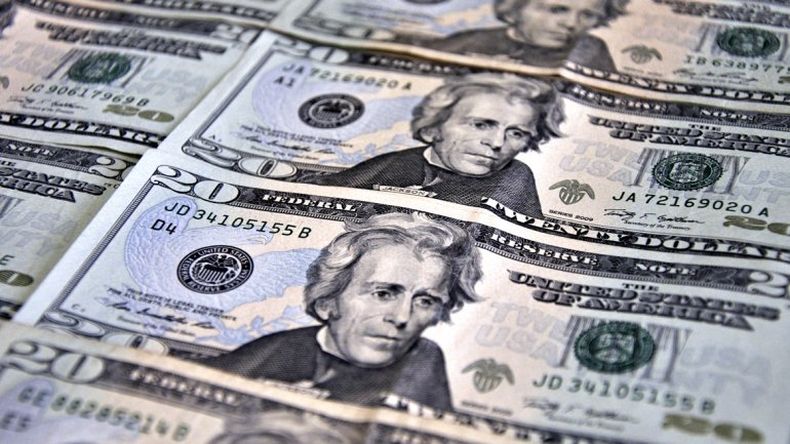 Debido a la crisis interna, los venezolanos aprovechan sus viajes a Cuba para usar sus dólares en el mercado negro de medicinas y diversos artículos escasos en el país