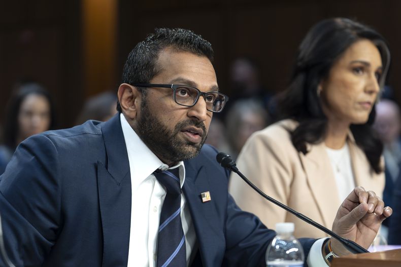 El director del FBI, Kash Patel, acompañado a la derecha por la directora de Inteligencia Nacional, Tulsi Gabbard, responde a las preguntas durante la audiencia de la Comisión de Inteligencia del Senado sobre las amenazas mundiales, en el Capitolio en Washington, el martes 25 de marzo de 2025. (AP foto/J. Scott Applewhite)