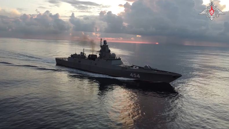 En esta foto tomada de un video difundido por el Servicio de Prensa del Ministerio de Defensa ruso el martes 11 de junio de 2024, se observa a la fragata Almirante Gorshkov de la armada rusa en ruta hacia Cuba. (Foto del Servicio de Prensa del Ministerio de Defensa ruso vía AP)