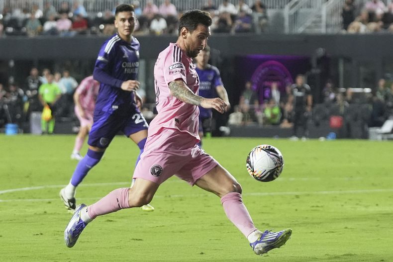El argentino Lionel Messi, del Inter Miami, controla un balón en la semifinal de la Leagues Cup ante el Orlando City, el miércoles 27 de agosto de 2025 (AP Foto/Lynne Sladky)