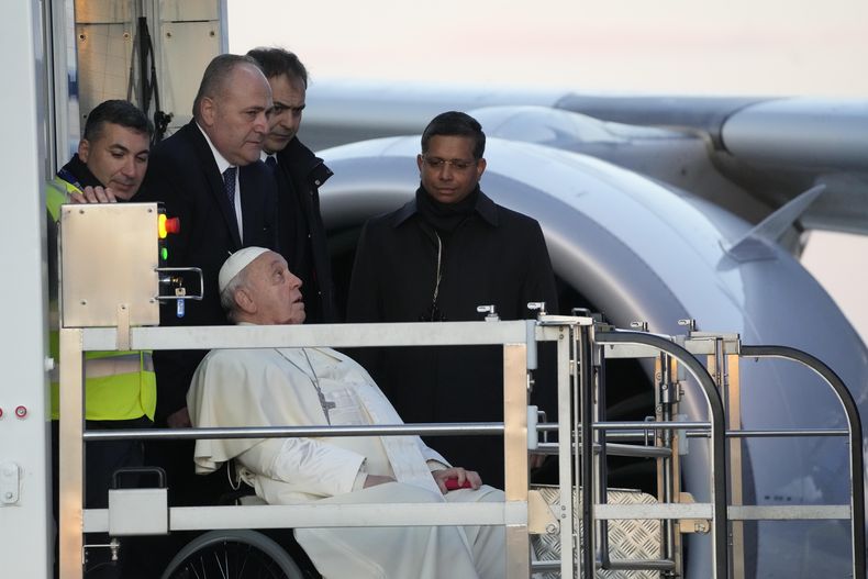 El papa Francisco sube a un avión en el aeropuerto de Fiumicino, en Italia, para una visita de un día de Ajaccio en la isla francesa de Córcega, el domingo 15 de diciembre 2024. (AP Foto/Gregorio Borgia)