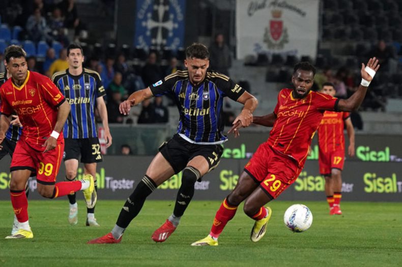 Simone Canestrelli (centro) de Pisa y Lassana Coulibaly de Lecce pugna por el balón en el partido de la Serie A italiana, el viernes 1 de mayo de 2026. (Alessandro La Rocca/LaPresse vía AP)