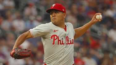 El abridor de los Filis de Filadelfia Ranger Suarez lanza en la primera entrada del encuentro ante los Mellizos de Minnesota el lunes 22 de julio del 2024. (AP Foto/Bruce Kluckhohn)