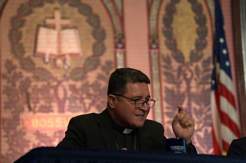 El obispo auxiliar Evelio Menjivar-Ayala habla en un panel sobre inmigración en la Universidad de Georgetown en Washington, el jueves 11 de septiembre de 2025. (Foto AP/Luis Andrés Henao)