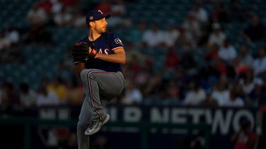El abridor de los Rangers de Texas Max Scherzer lanza en la tercera entrada ante los Angelinos de Los Ángeles el martes 9 de julio del 2024. (AP Foto/Ryan Sun)