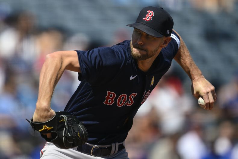 El lanzador abridor de los Medias Rojas de Boston Chris Sale realiza un lanzamiento ante un bateador de los Reales de Kansas City durante el primer episodio del juego en Kansas City, Missouri, el domingo 3 de septiembre de 2023. (AP Foto/Reed Hoffmann)