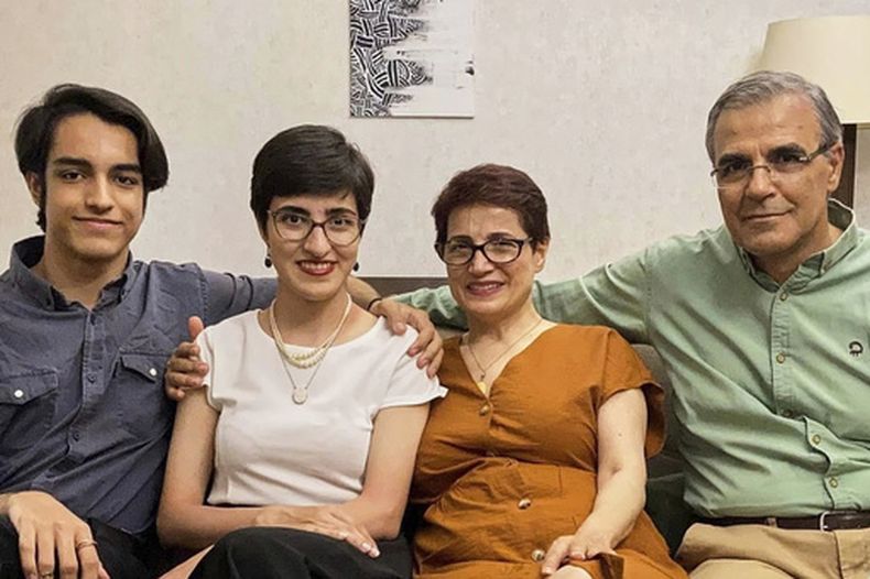 Foto del 2023 entregada por Mehraveh Khandan, que muestra, de izq a der: Nima Khandan, Mehraveh Khandan, Nasrin Sotoudeh y Reza Khandan en su hogar en Teherán. (Foto cortesía de Mehraveh Khandan via AP)