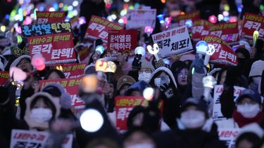 Participantes asisten a una marcha para reclamar la destitución del presidente de Corea del Sur, Yoon Suk Yeol, ante la Asamblea Nacional en Seúl, Corea del Sur, el domingo 8 de diciembre de 2024. Los carteles dicen Destituyan a Yoon Suk Yeol. (AP Foto/Ahn Young-joon)