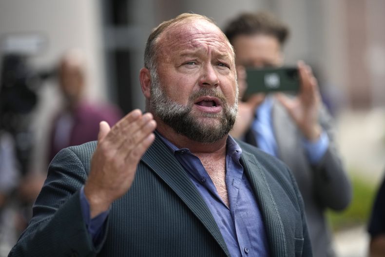 En esta imagen de archivo, Alex Jones habla con la prensa tras llegar a un tribunal federal para una vista en un caso de bancarrota, el 14 de junio de 2024, en Houston. (AP Foto/David J. Phillip, archivo)