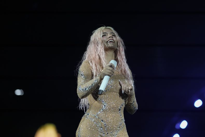 Karol G durante un concierto de su gira Mañana será bonito en el Estadio Azteca de la Ciudad de México el jueves 8 de febrero de 2024. (Foto AP/Eduardo Verdugo)