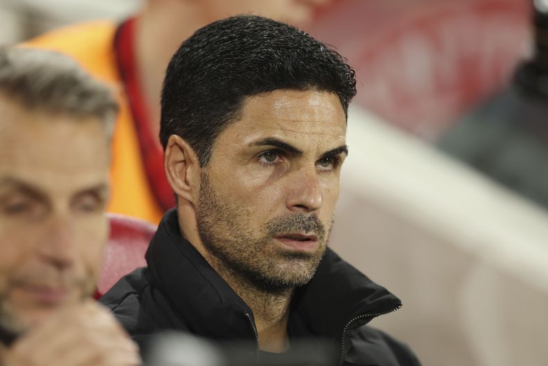 El español Mikel Arteta entrenador del Arsenal observa sentado en el banquillo durante el partido de la Copa de la Liga Inglesa ante el Brentford, en el Gtech Community Stadium, en Londres. Miércoles 27 de septiembre de 2023. (AP Foto/Ian Walton)