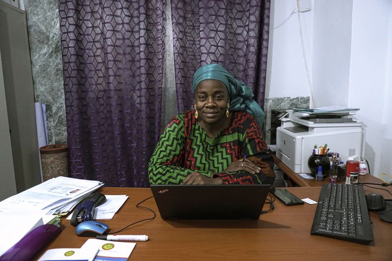 Amsatou Vepouyoum, presidenta de la Organización de Nouadhibou para el Apoyo de Migrantes y Refugiados, se sienta en su oficina en Mauritania, el martes 7 de enero de 2025. (AP Foto/Khaled Moulay)