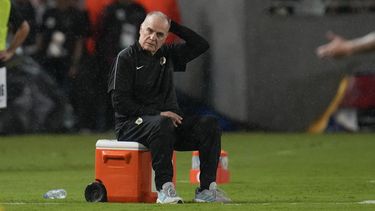 El técnico de Uruguay Marcelo Bielsa durante el partido contra Venezuela en las eliminatorias del Mundial, el martes 10 de septiembre de 2024, en Maturín, Venezuela, el martes 10 de septiembre de 2024. (AP Foto/Ariana Cubillos)