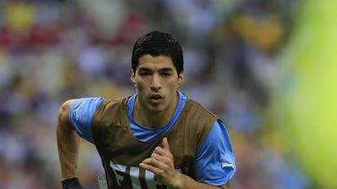 americateve | El uruguayo Luis Su&aacute;rez calienta durante un entrenamiento con la selecci&oacute;n de su pa&iacute;s en Fortaleza, Brasil, el s&aacute;bado 14 de juniio de 2014 (AP Foto/Bernat Armangue)