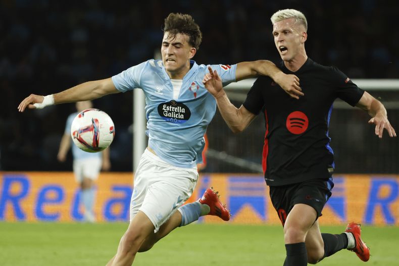 Javi Rodríguez, del Celta, y Dani Olmo, del Barcelona, disputan un balón durante un encuentro de La Liga, el sábado 23 de octubre de 2024 (AP Foto/Lalo R. Villar)