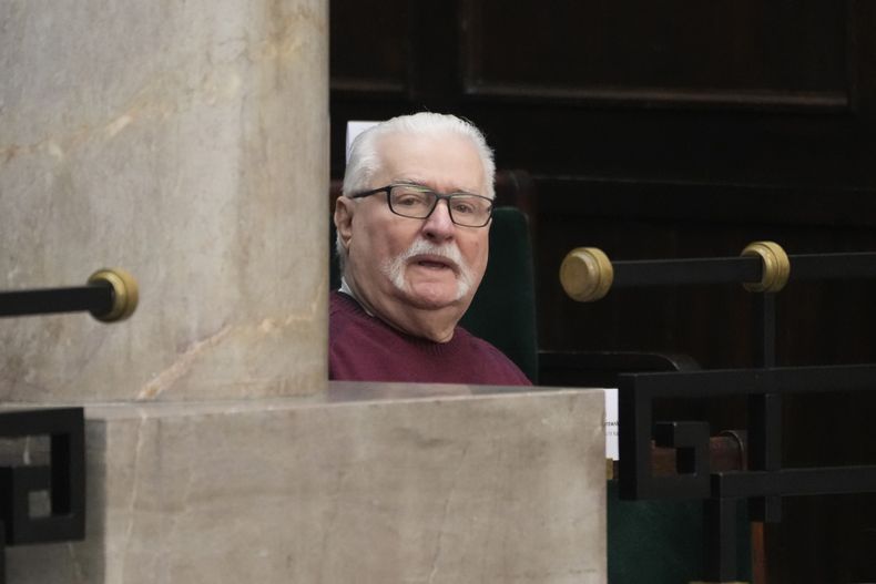 El expresidente de Polonia Lech Walesa en el parlamento en Varsovia el 11 de diciembre del 2023. (AP foto/Czarek Sokolowski)