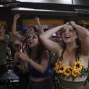 La gente celebra al saber que la película brasileña “Ainda estou aquí” ganó el Oscar al mejor largometraje internacional en Sao Paulo, el domingo 2 de marzo de 2025. (Foto AP/Ettore Chiereguini)