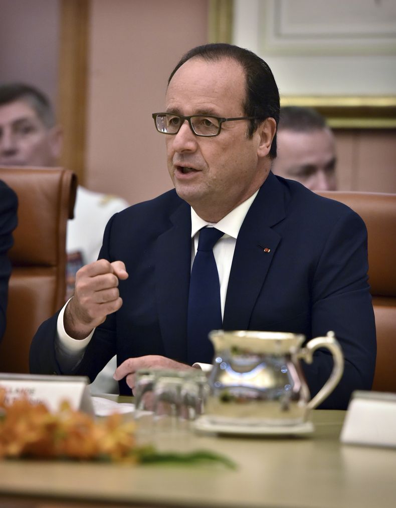 El presidente de Francia, Fran&ccedil;ois Hollande, cierra el pu&ntilde;o mientras habla en una reuni&oacute;n ministerial con el primer ministro australiano Tony Abbott, en el Parlamento, en Canberra, Australia, el 19 de noviembre de 2014. (Foto AP/Mark