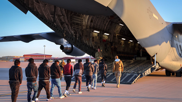 comienzan vuelos de deportaciones masivas de la administracion trump tras el arresto 538 inmigrantes ilegales