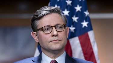 ARCHIVO - El presidente de la Cámara de Representantes, el republicano Mike Johnson, habla con los periodistas antes del debate y la votación sobre la ayuda suplementaria a Israel, en el Capitolio de Washington, el jueves 2 de noviembre de 2023. Johnson se enfrenta a su primera gran prueba en su intento de ganar el apoyo de los republicanos de la cámara baja para un plan de financiación a corto plazo para evitar un cierre del gobierno. (AP Foto/J. Scott Applewhite, Archivo)