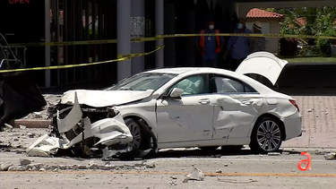 automovil cayo de un segundo piso en plena calle 8