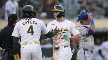 Zack Gelof (centro) festeja luego de conectar un jonrón de tres carreras que empujó a Lawrence Butler (4), en el juego del martes 18 de junio de 2024, ante los Reales de Kansas City (AP Foto/Jeff Chiu)