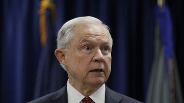 Trump intensifica críticas a su secretario de justicia