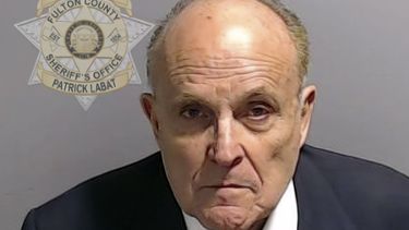 Foto del exalcalde de Nueva York, Rudy Giuliani, de cuando quedó fichado facilitada por la Oficina del Sheriff del condado Fulton en Atlanta, el miércoles 23 de agosto de 2023. (Oficina del Sheriff del condado Fulton vía AP)