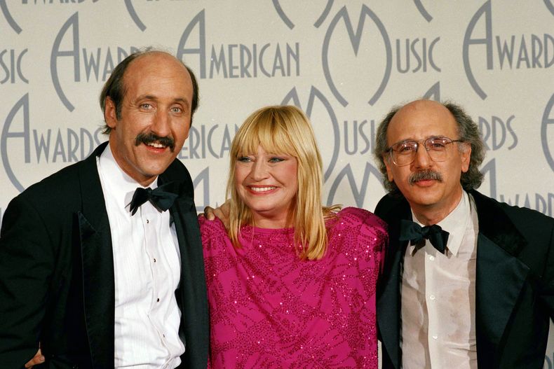 ARCHIVO - El trío folklórico Peter, Paul y Mary, de izquierda a derecha, Paul Stookey, Mary Travers y Peter Yarrow, aparecen en los American Music Awards en Los Ángeles, el 26 de enero de 1987. (Foto AP/Lennox McLendon, archivo)
